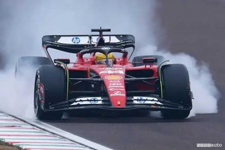 Paura per Hamilton, incidente nei test F1 di Barcellona: danni alla Ferrari di Daniele Sparisci